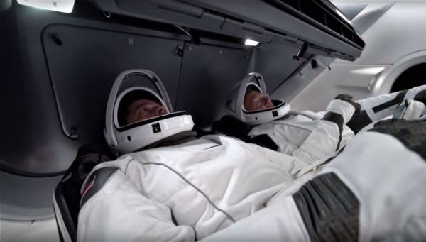 Астронавты NASA примерили новые скафандры